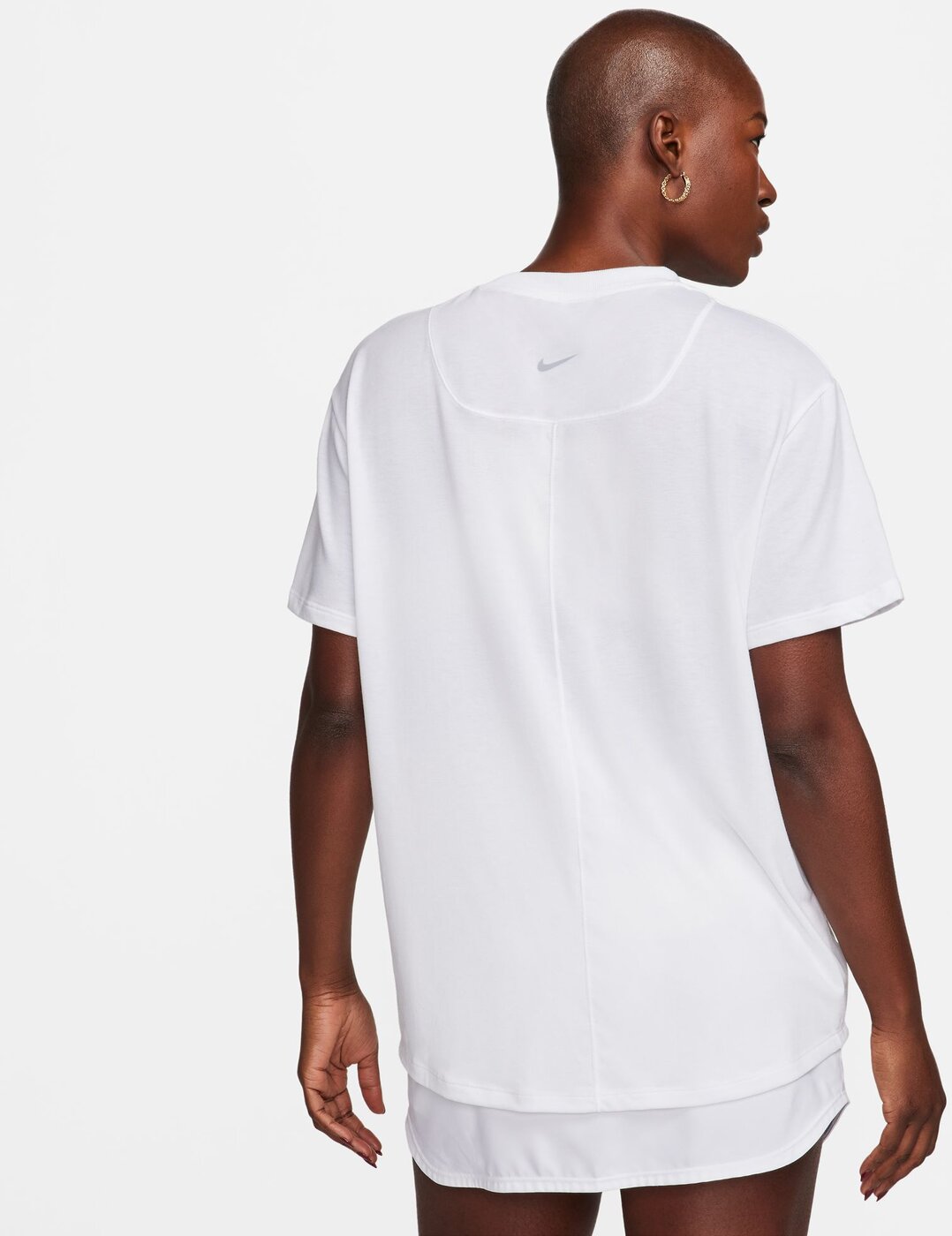 NIKE W NK ONE RELAXED DF SS TOP WHITE/METALLIC SILVER – Bild 2