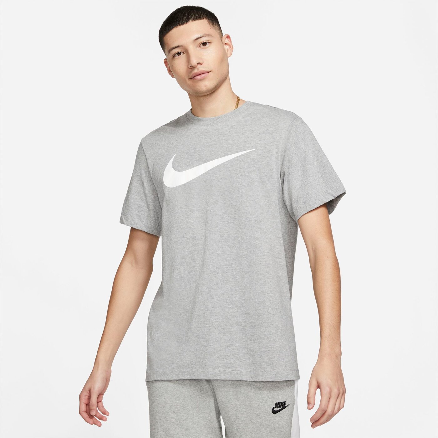 NIKE M NSW TEE ICON SWOOSH DK GREY HEATHER/MATTE SILVER/W