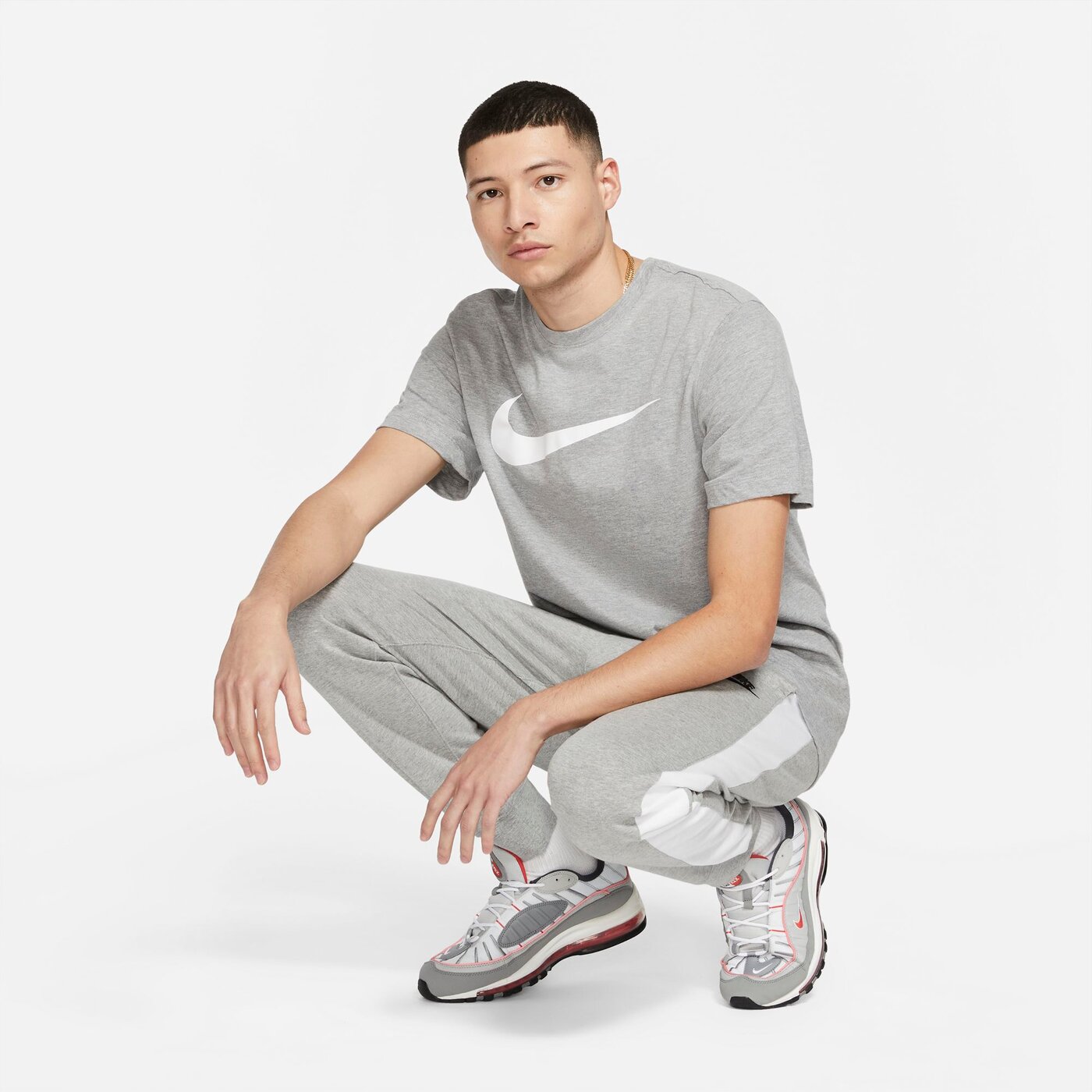 NIKE M NSW TEE ICON SWOOSH DK GREY HEATHER/MATTE SILVER/W – Bild 3