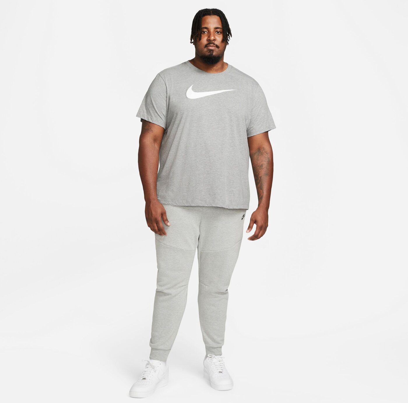 NIKE M NSW TEE ICON SWOOSH DK GREY HEATHER/MATTE SILVER/W – Bild 6