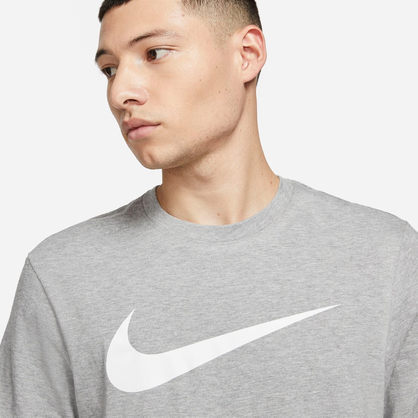 NIKE M NSW TEE ICON SWOOSH DK GREY HEATHER/MATTE SILVER/W – Bild 7