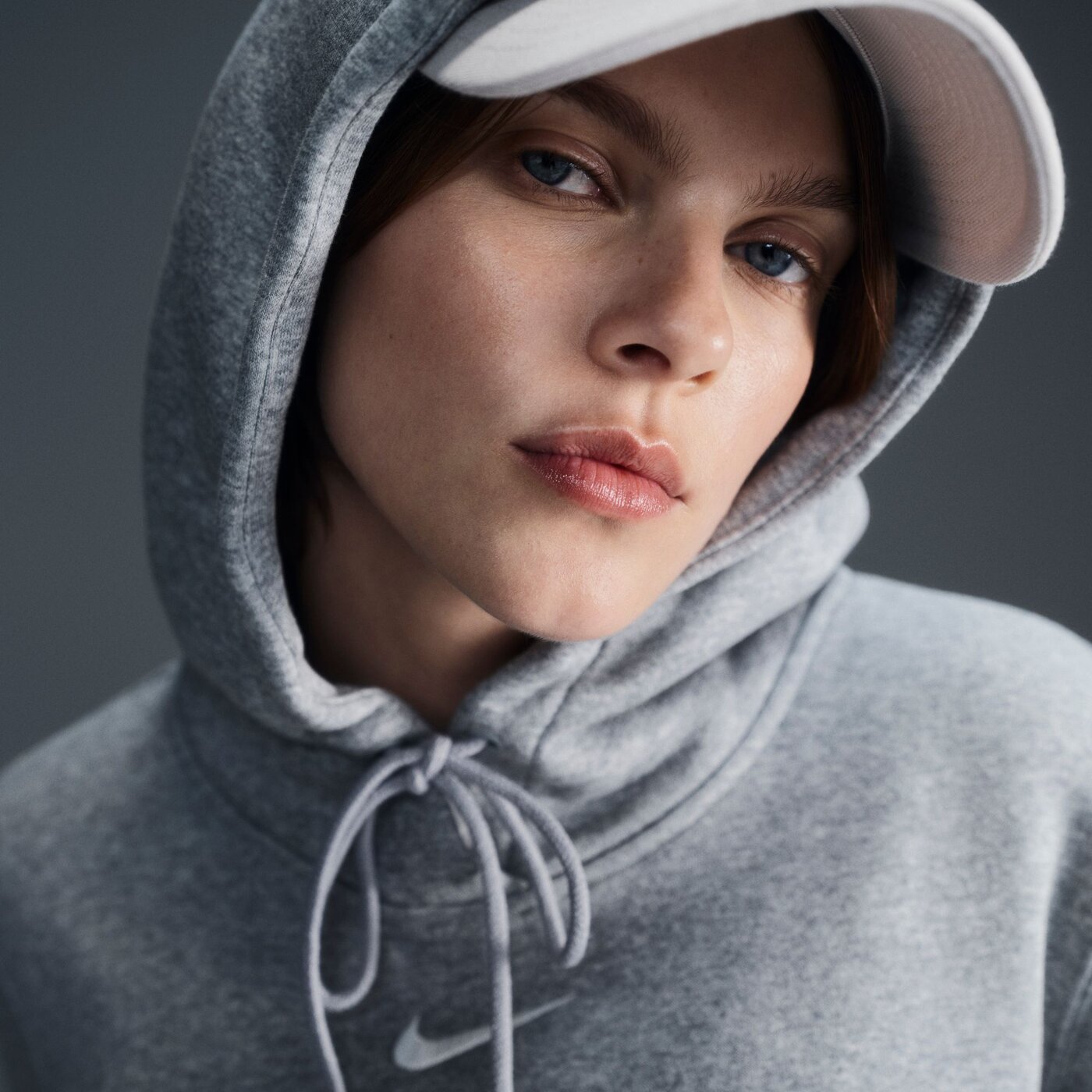 NIKE W NSW PHNX FLC STD PO HOODIE DK GREY HEATHER/MATTE SILVER/W – Bild 5